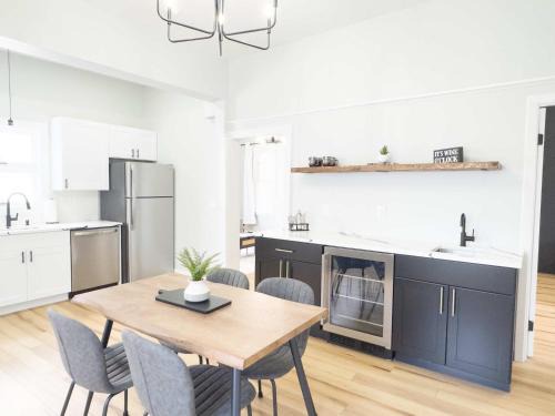 Federal Hill Apartment | Jennifer's Stylish & Modern Broadway Getaway