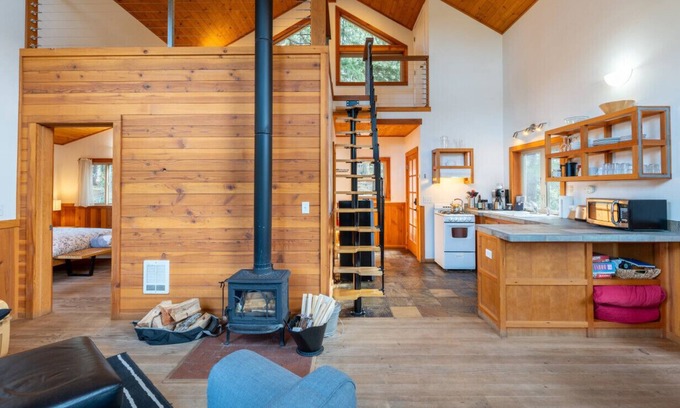 Ashland Cabin | Jenny Creek Cabin w/Jacuzzi and Wood Stove at Green Springs Inn