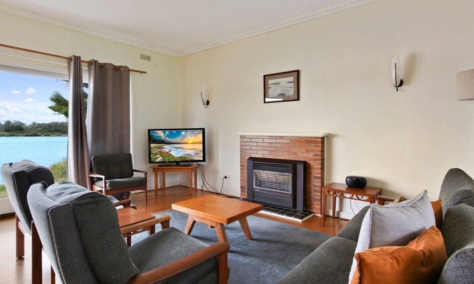 Lakes Entrance Hotel | Jetty Road on the Beach - Lakes Entrance
