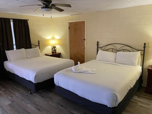 Mount Ida Hotel | JI11, Queen Guest Room at the Joplin Inn at the entrance to Mountain Harbor Resort Hotel Room