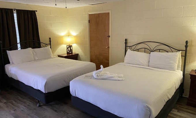 Mount Ida Hotel | JI3, Queen Guest Room at the Joplin Inn at entrance to the resort Hotel Room