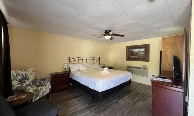 Mount Ida Apartment | JI6, King Guest Room at the Joplin Inn at entrance to the resort by RedAwning