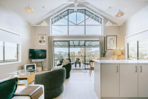 Kangaroo Valley House | Jimmys Cabin - Kangaroos, Kookaburras, Sleeps 4!