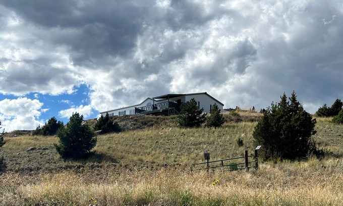 Emigrant Condo | John & Jeans Yellowstone Paradise Valley Mountaintop Escape, Open in Winter too!