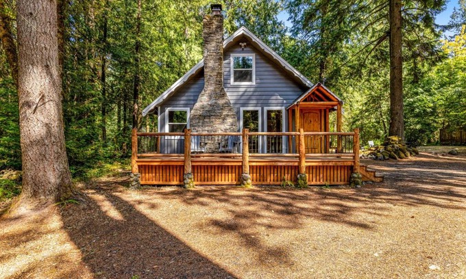 Rhododendron House | John Lake Lodge