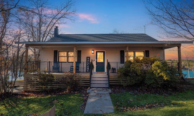 Oconee County House | Johnsons Cove - Lakefront retreat with EV Charger. Family and pet friendly