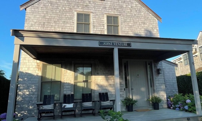 Nantucket House | “Joint Venture”: New Luxury Mid-Island Home Close to it All