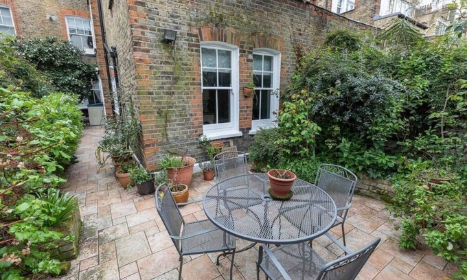 Battersea Apartment | JOIVY 2 Bed Flat with Garden next to Battersea Park!