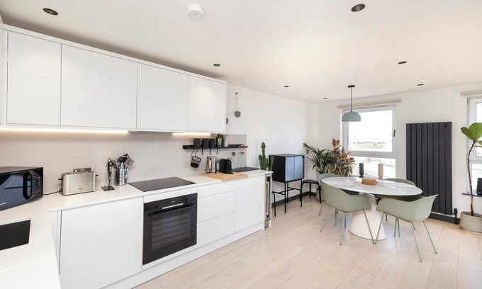 Newhaven Apartment | JOIVY Fabulous 2Br Apartment W/Terrace & Bay View