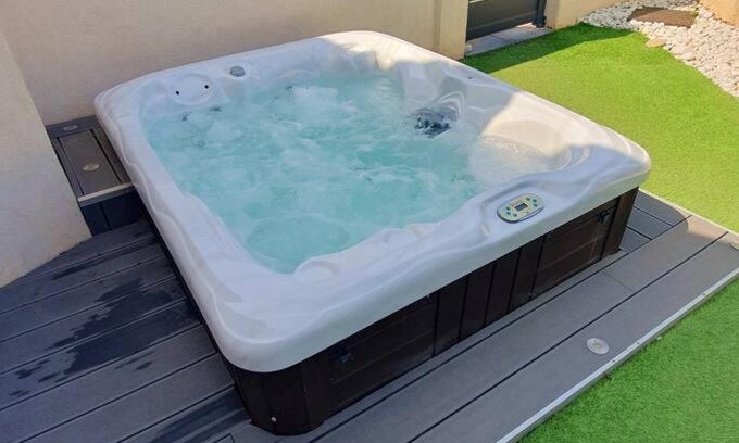 Marignane House | Joli haut de villa 3 chambres climatisé avec jacuzzi