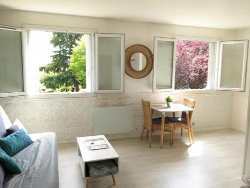 Chelles Apartment | Joli studio lumineux avec parking, proche gare