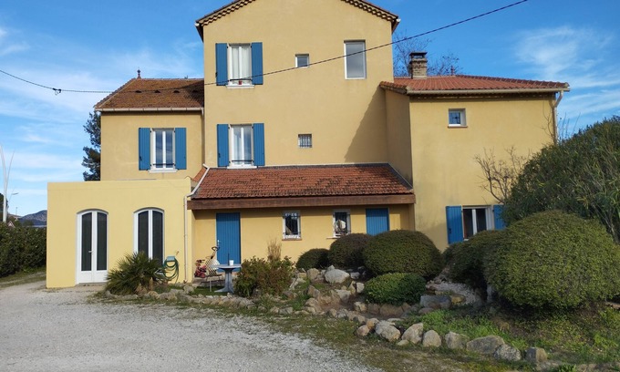 Le Pradet Apartment | Joli T1 , 36m2, sur Terrain de 1700m2, Proche Commerces et Plages