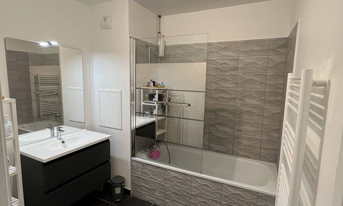 Chemin de l'Ile Apartment | Jolie Appartement Lumineux à 10 Minutes de Paris, la Défense Arena