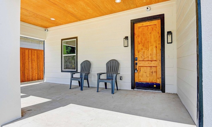 Fort Worth House | Jonairs ,Stockyard Mini Hotel