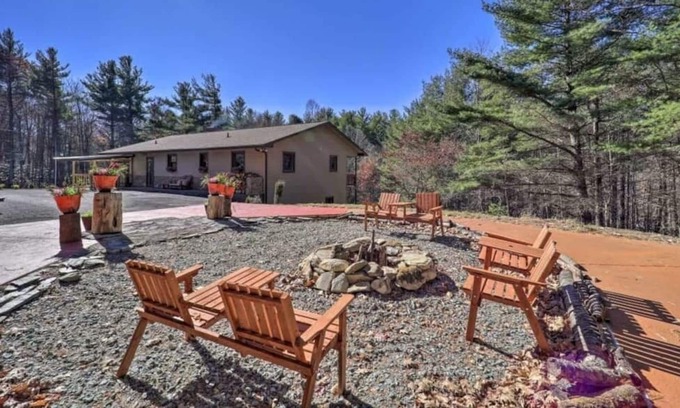 Newland House | Jornets Cabin - Newland home with woodburning fireplace, foosball, fire pit