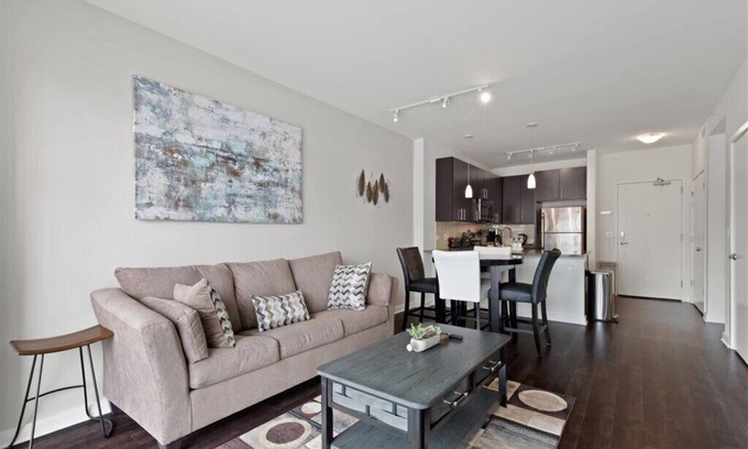 Evanston Apartment | "Joy of Evanston" 1BDR, KING EXEC Suite, pool+Gym