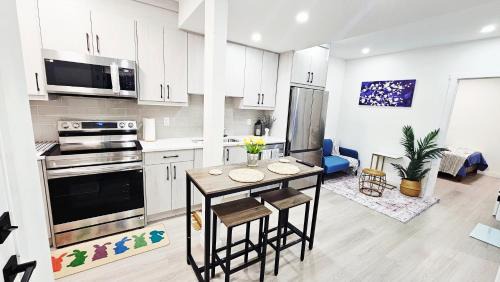 Calgary House | Joyce Place Walk to Shops, Stay in Comfort