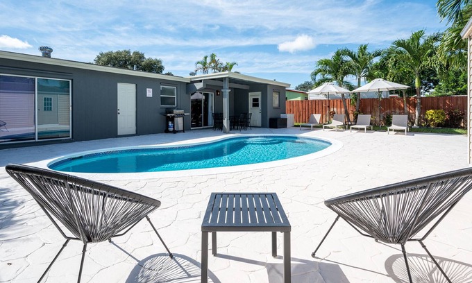 Driftwood House | Joyful 3 Bedrooms House with Private Pool & Game Room