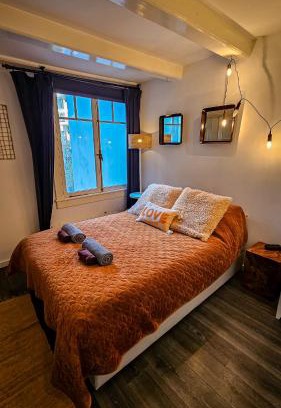 Amsterdam City Centre Bed & Breakfast | JoyJoyJoy the Red Sun ecolicious studio in the historic Canalhouse Tropics at the Canals from 1729