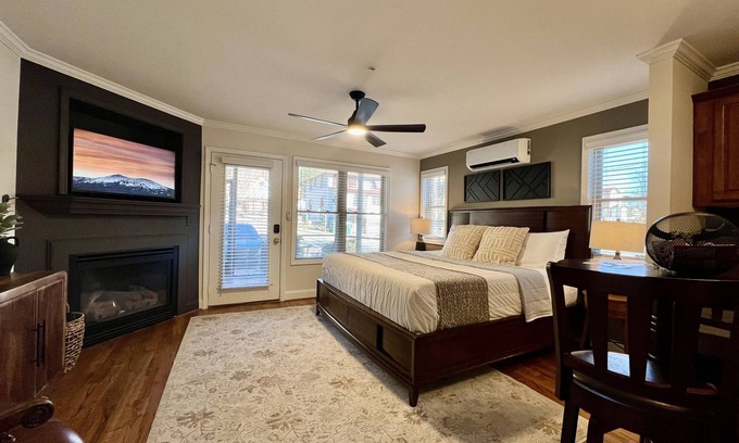 Helen Apartment | Jubela’s In-Town Studio Half Block Walk to Main Street