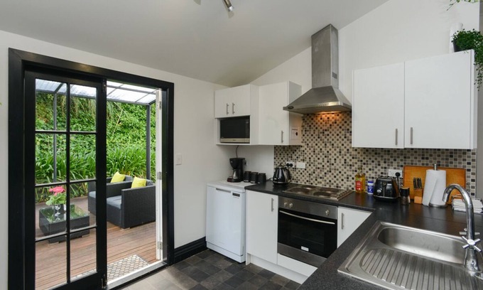 Bluff Hill Cottage | Juliet's Cottage - Napier Holiday Home