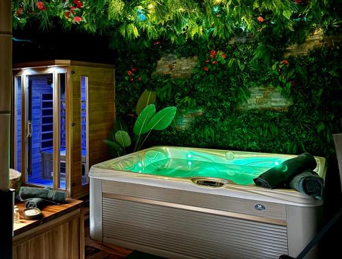 Toulouse South-East Apartment | Jungle Love Room