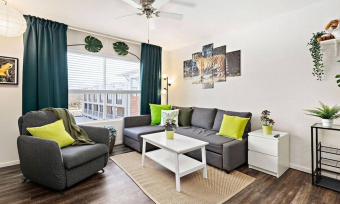 Prairie Village Apartment | ✪Jungle Quest✪KING BD✪No Stairs!✪Fast Wifi✪Dedicated Covered Parking✪