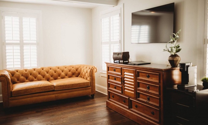 Downtown Hotel | Junior Suite - 1 King · The Jefferson Inn Rm. 15