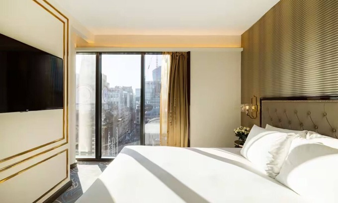 Portsoken Hotel | Junior Suite in East London – Walk-In Shower, City Views