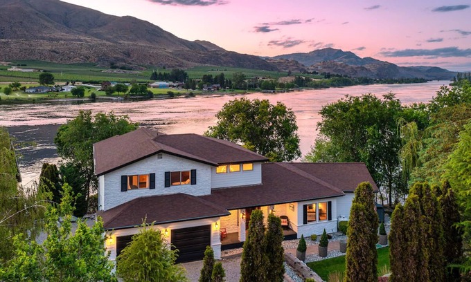 Orondo House | Juniper Hill Columbia River w/Hot Tub & Swim Spa