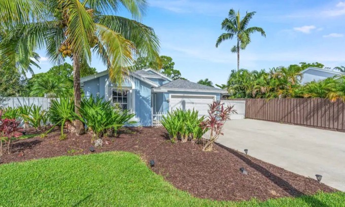 North Palm Beach Heights House | Jupiter Oasis! Quaint neighborhood. Downtown