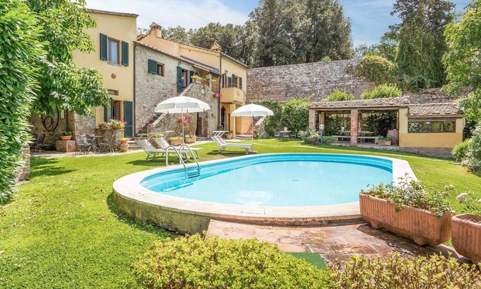 Camucia House | Just 3 km below Cortona lies this characteristic vacation home with private pool on the outskirts of