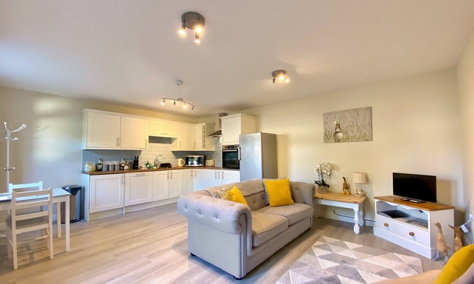 Westbury Cottage | Just 9 miles to Longleat, this beautiful property sleeps up to two guests.