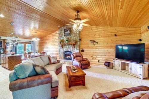 Cassville House | Just a Cast Away Cassville Cabin with Covered Deck