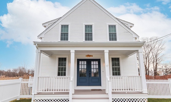 Sandwich House | JUST LISTED GREAT RATES BUILT IN 2022 STUNNING 3BD AC DOWNTOWN SANDWICH WALK TO BEACH BOOK NOW!