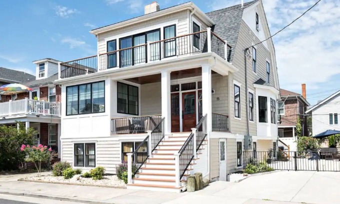 Ventnor City House | Just redone, 1 1/2 block from Ventnor beach
