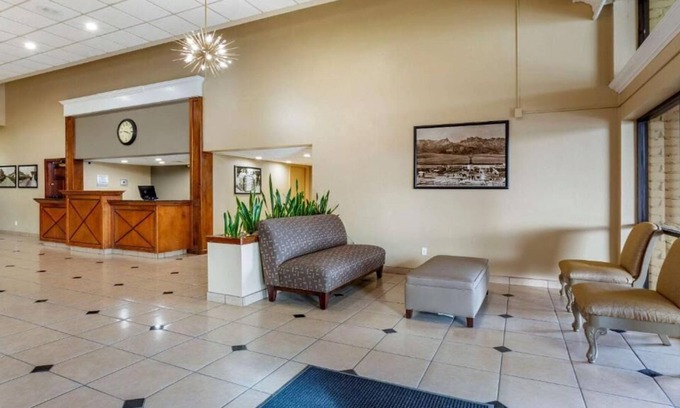 Roswell House | Just What You Were Looking For! 3 Classy Units, Free Breakfast, Pets Allowed