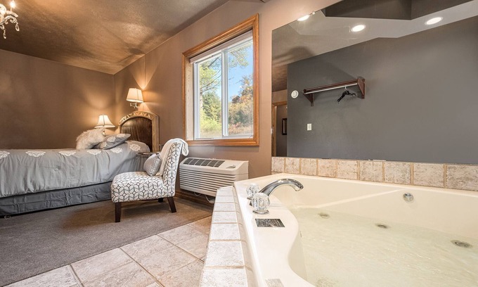 Farmington Hotel | JV Thompson | Jacuzzi Tub Historic Inn Room