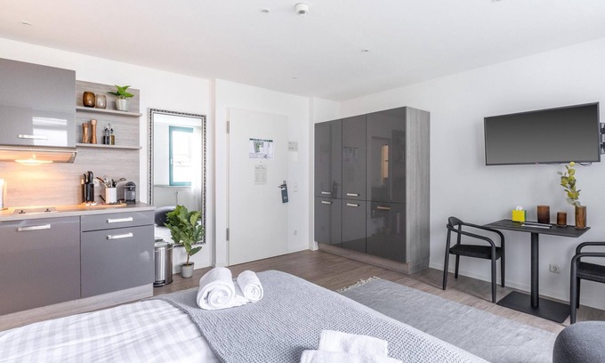 New Town Apartment | Köln Friesenplatz | Suite M + Courtyard View