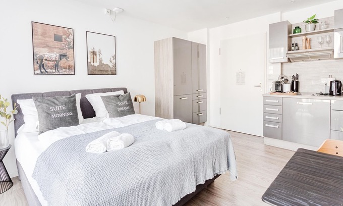 New Town Apartment | Köln Friesenplatz | Suite S + Courtyard View