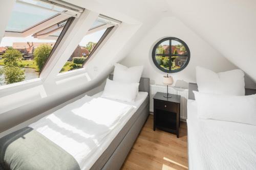 Greetsiel Apartment | Küsten Suite Ost direkte Wasserlage, 2 Balkone, 90qm