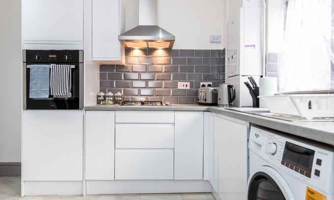 Becontree House | K Suites - Cozy 2 Bedroom with Parking and WiFi