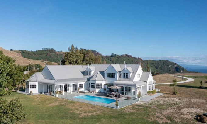 Acacia Bay House | Kaiapo Lodge - private and peaceful, hot spa, stunning views, lodge-style, for groups or families