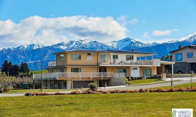 Kaikoura House | Kakatu Retreat - 11 Bedrooms, Kakatu Retreat | 11 Bedrooms | 8 Bathrooms | Amazing Views