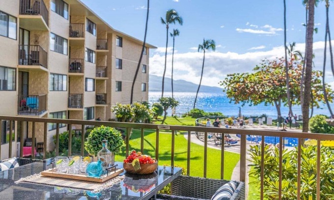 Maalaea Condo | KAN 211 Remodeled OceanFront 2BD for Whale Watching w Pool