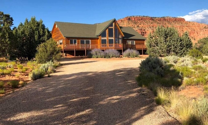 Kanab House | Kanab Luxury Log Home, Hidden Treasure w/60 Acres!