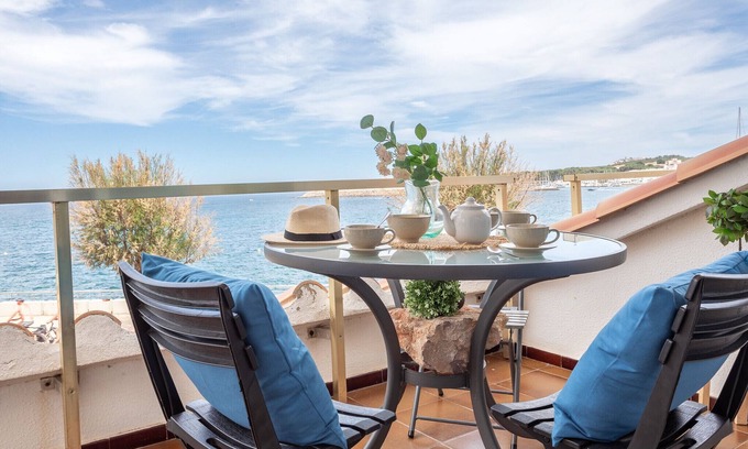 Pedrinya Apartment | Kandinsky apartment with sea view