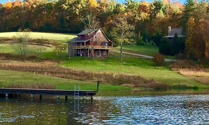 West Jefferson Cabin | Kapena Escape on the Lake + Views + Hot Tub + River Access Nearby