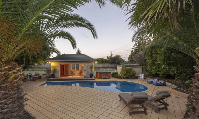 Paraparaumu Beach House | Kapiti Getaway - Fantastic location - Pool, Spa & Tennis Courtn- Winter Specials