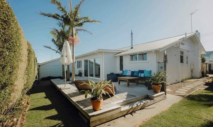 Rewa House | Karamu Korner - 4 BR bungalow near Fitzroy Beach